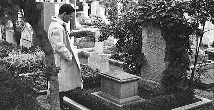 Pasolini sulla tomba di Gramsci.